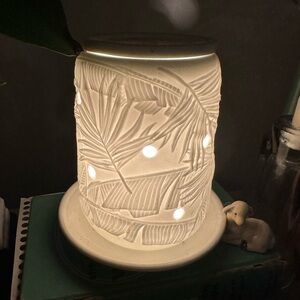 Scentsy White Leaf Ceramic Warmer